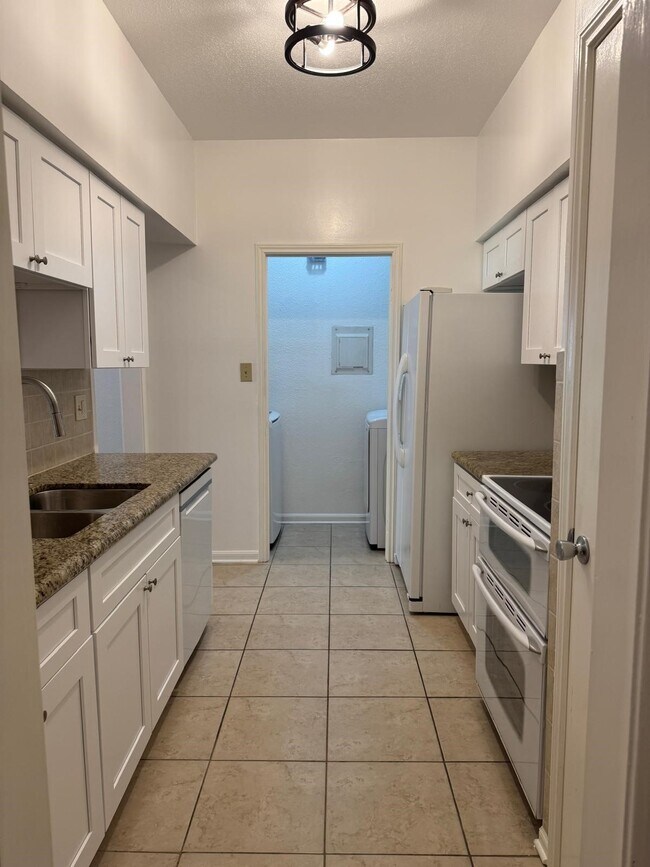 Building Photo - 2425 Underwood St