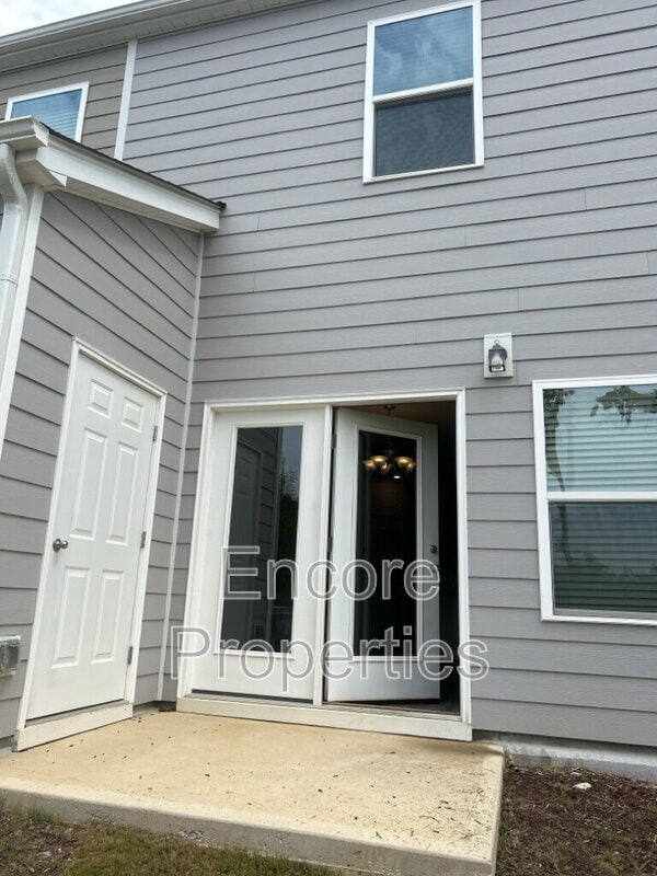 Building Photo - 240 Brook Farm Ln