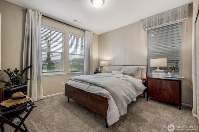 Building Photo - Beautiful 5-bedroom, 3-bath home offering 2,648 sq ft of comfortable living space on an east-faci...