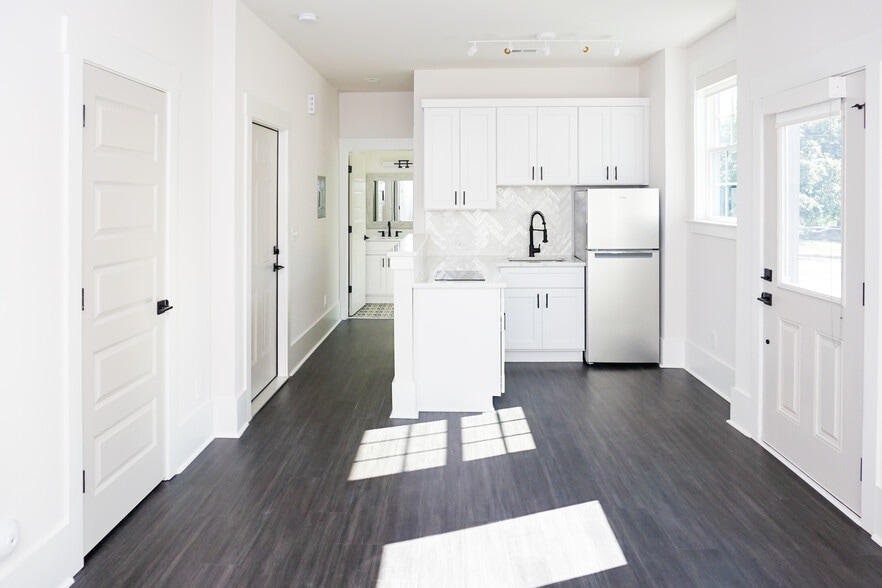 Mother in Law suite with kitchenette, laundry hookups and full bath. - 1003 Parkwood Ave