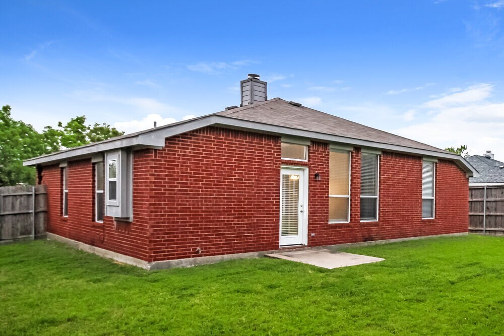 Building Photo - 4901 Fox Ridge Ln