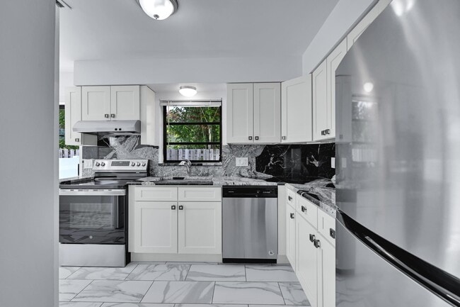 Primary Photo - 498 NE 42nd St