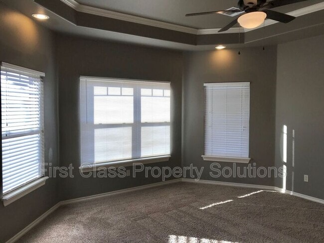 Building Photo - 1721 Sharon Dr