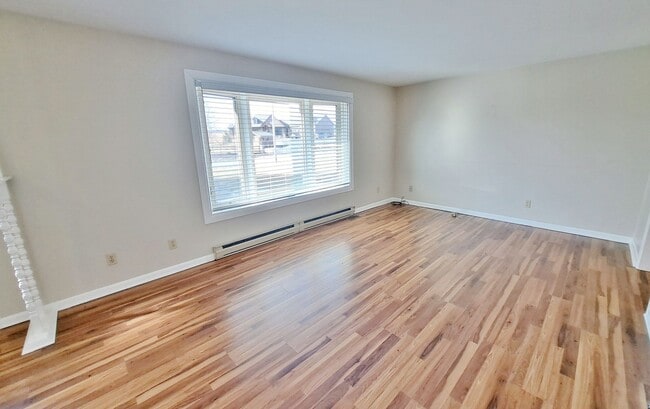Building Photo - 3 Bed / 1-1/5 Bath Single Family Home w/Attached 2-Car Garage