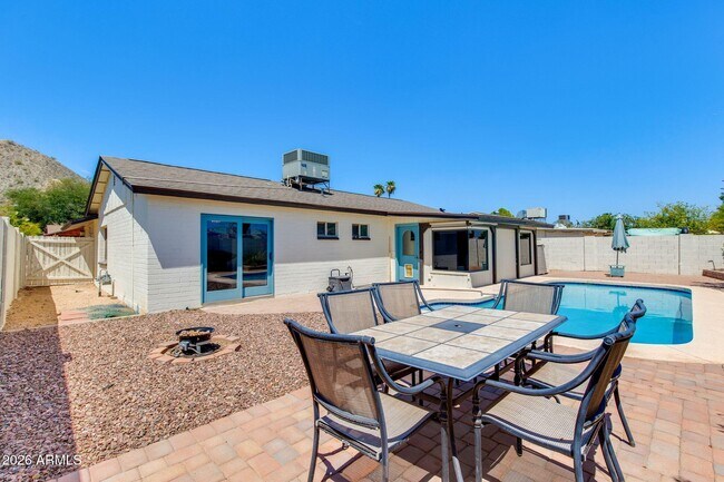 Building Photo - 2429 E Dahlia Dr