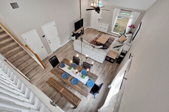 Building Photo - Charming 3 Bed 2.5 Bath Home in Woodlake Meadows Community