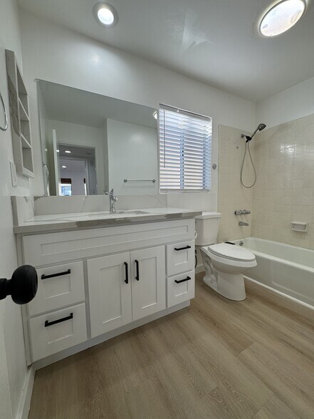 bath - 1045 S Alma St