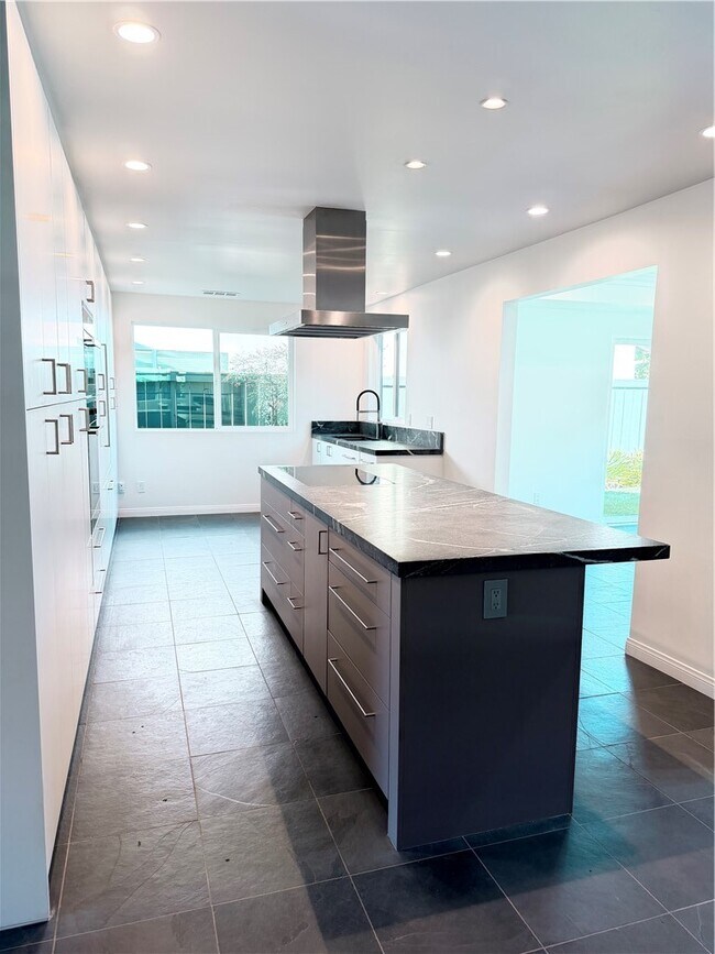 Building Photo - 15999 Via De Las Palmas