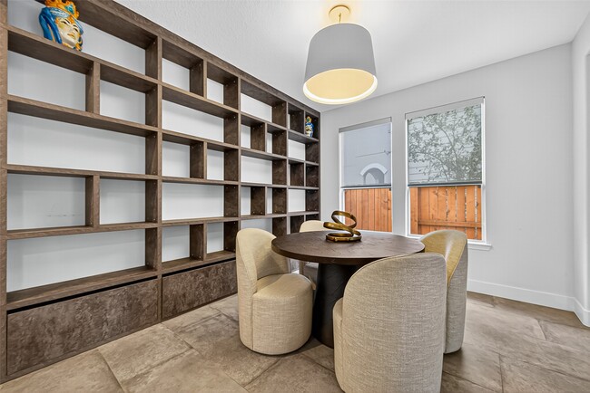 Building Photo - 10021 Hillside Bayou Dr