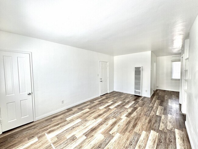 Building Photo - Light, bright, & SPACIOUS - 1 Bed/1 Bath T...