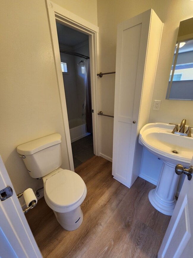 Building Photo - Modern Single Level 4 Bedroom Home!