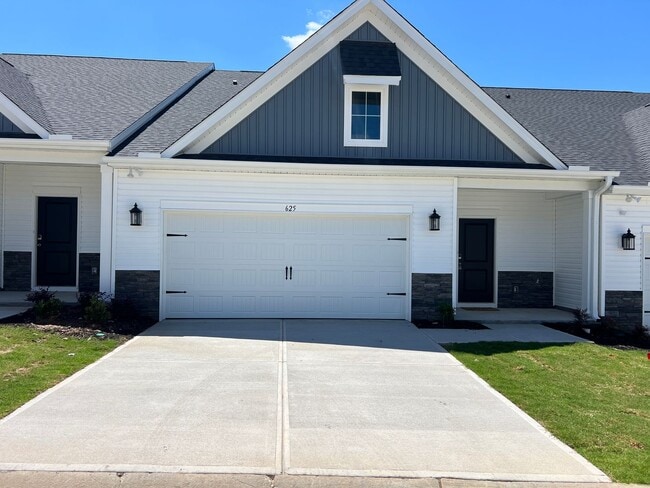 Primary Photo - Beautiful Townhome for Rent!
