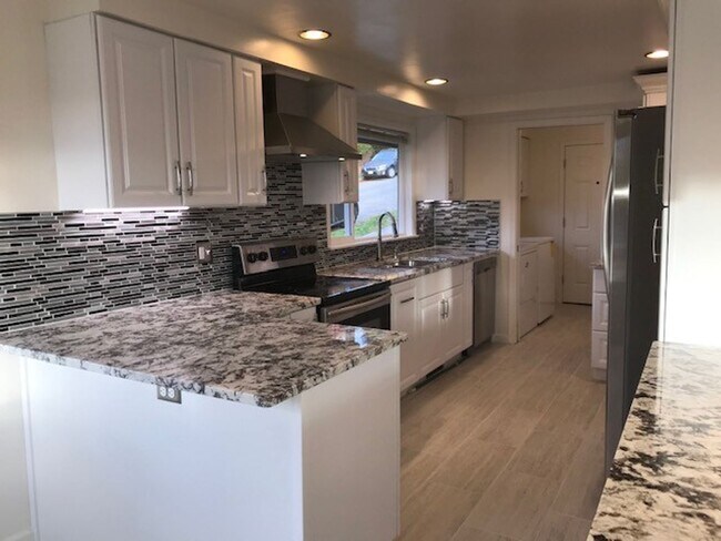 Building Photo - Pre-leasing-Beautiful Bryant Large Remodel...