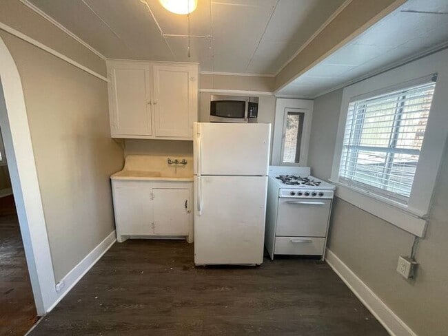 Building Photo - Simply the BEST! Adorable 1 Bedroom/1 Bath...