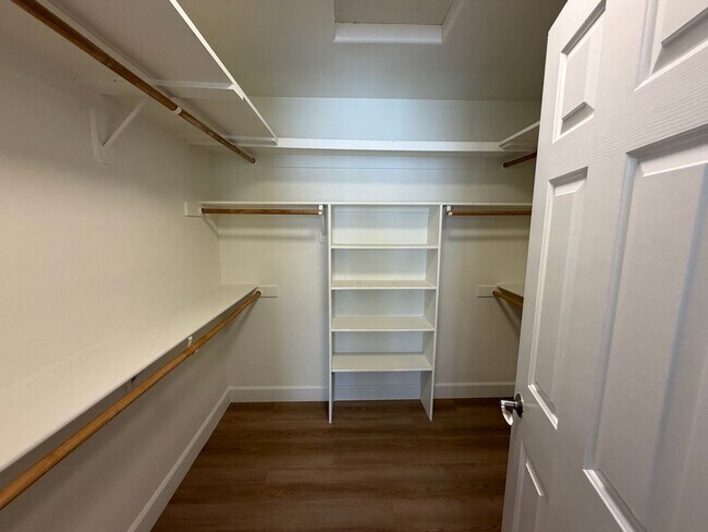Building Photo - 1174 University Ridge Dr