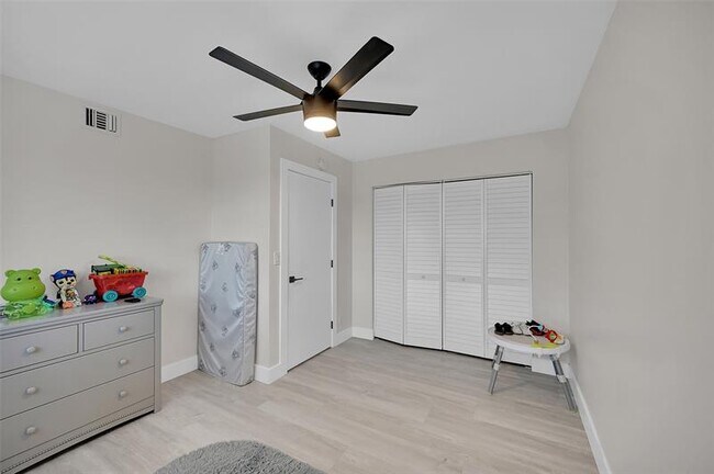 Building Photo - 9833 Westview Dr