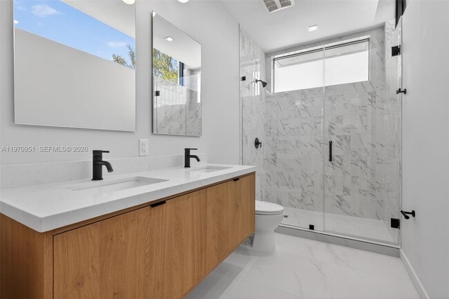 Building Photo - 529 NE 61st St