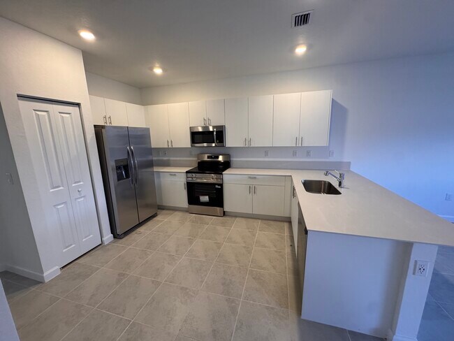 Building Photo - 2738 SE 24th Terrace