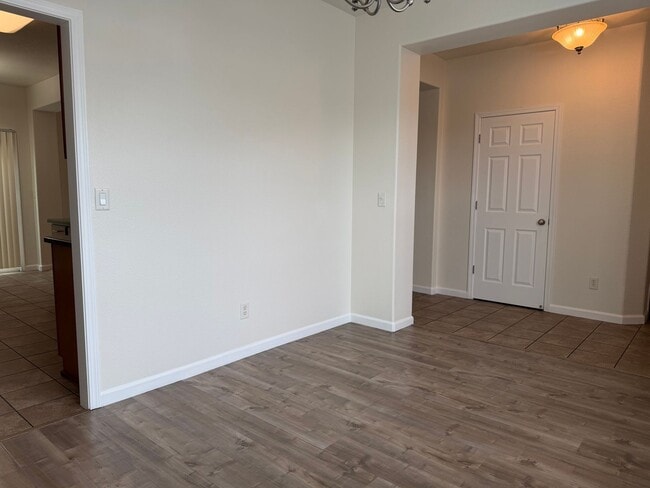 Building Photo - Gorgeous 4 bedroom 2 story home in Anatolia