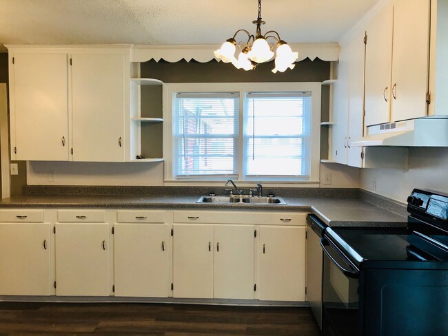 Building Photo - Rare Gem! Spacious and fantastic updated o...