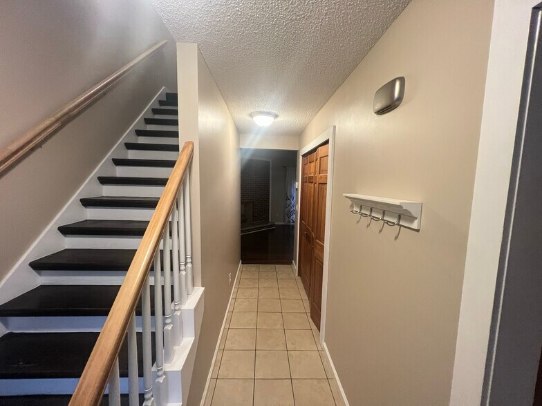 Building Photo - 605 Redstone Dr