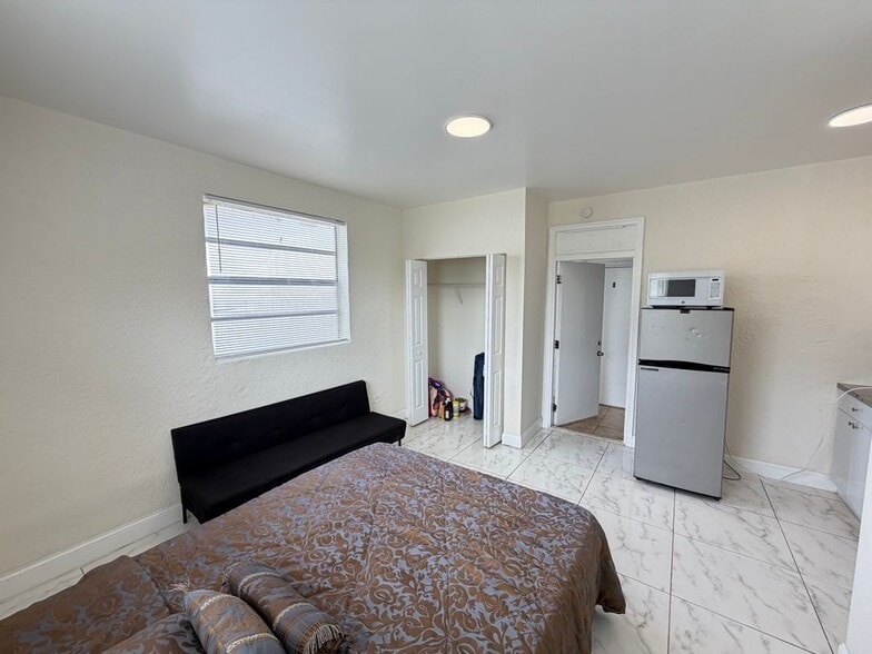 Building Photo - 912 NW 9th Ave