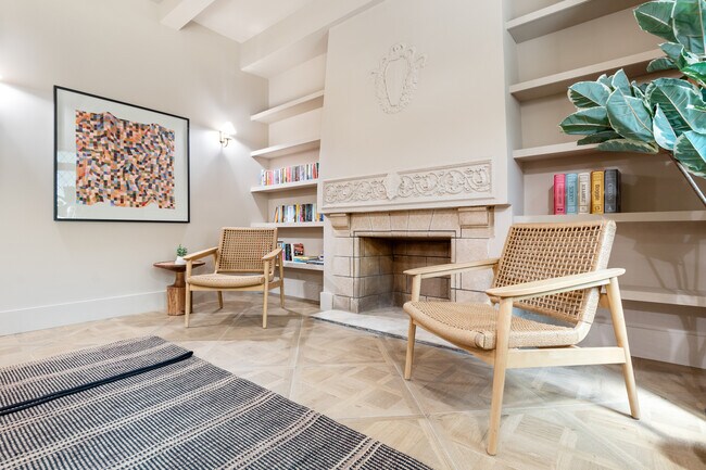 Building Photo - 1650 W Roscoe St