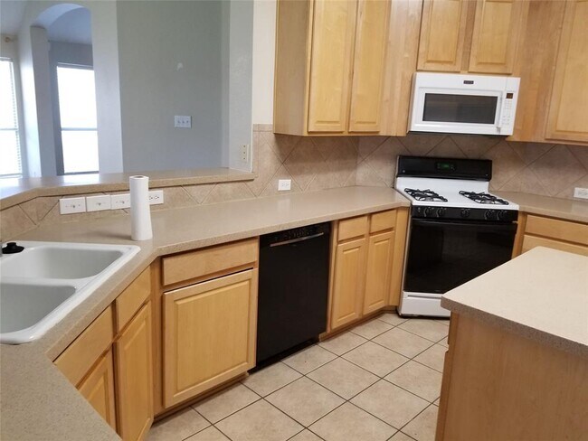 Building Photo - 2809 Hollow Ridge Dr
