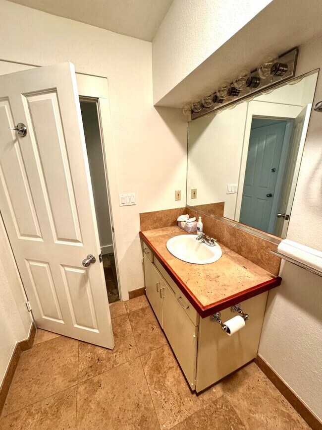 Building Photo - 1038 Lakeview Blvd E