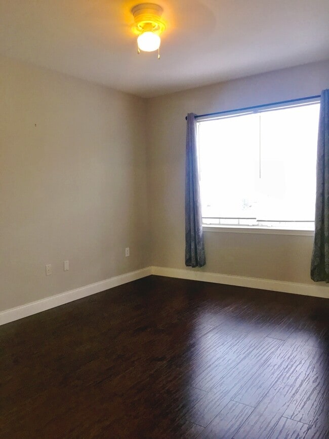 Building Photo - GOLF COURSE VIEW - FULLY UPGRADED WITH LAMINATE FLOORS & GRANITE COUNTERS