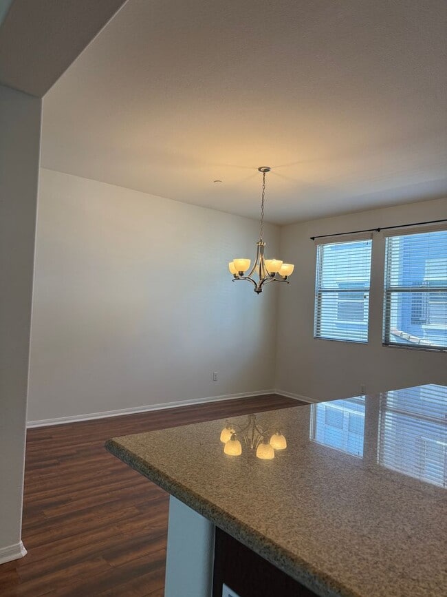Building Photo - 2 Bedroom, 2.5 Bath Tri-level townhouse in Signal Hill