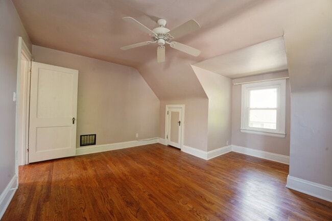 Building Photo - 1104 Summit Dr