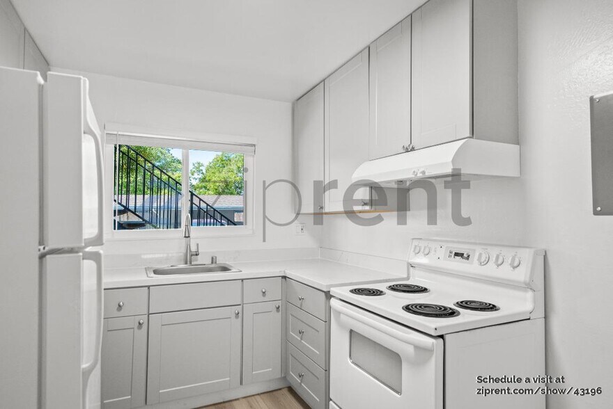 Building Photo - 3865 Almond Ave