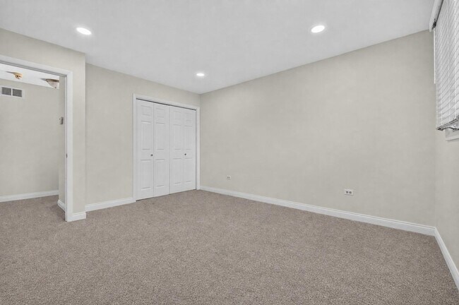 Building Photo - 16W707 90th St