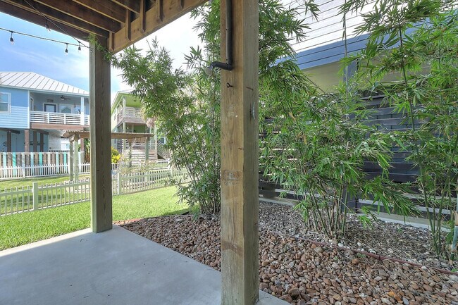 Building Photo - 409 Paradise Pointe Dr