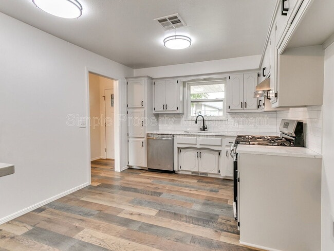 Building Photo - 2401 Fedderson Dr