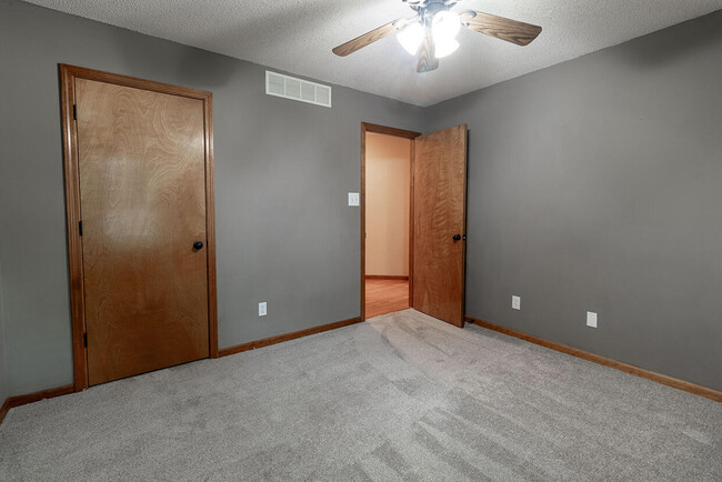 Building Photo - 1302 Look Out Ct