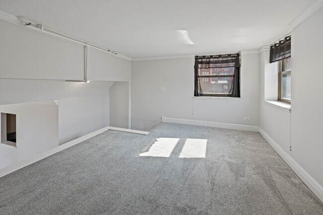 Building Photo - Unique & Extra Spacious Printers Row 1 Bed + Den! Over 900 Sq Ft! Ready for Move In!