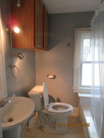 Building Photo - 919 W 8th St