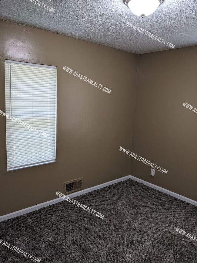 Building Photo - Updated South KCMO Home-Available in JUNE!!