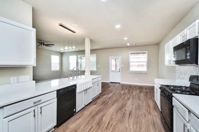 Building Photo - 18638 Lansdowne Stream Path