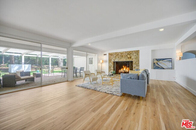 Building Photo - 926 N Alpine Dr