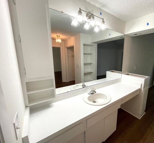 Building Photo - Spacious 2Bed/2Bath Condo for Rent!! Sarasota