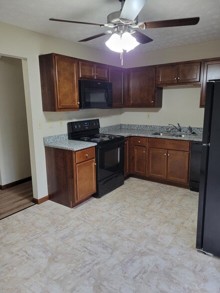 Building Photo - 32 Manor Dr