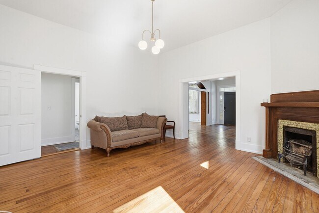 Building Photo - Beautiful Victorian Home for Lease in the Heart of Savannah