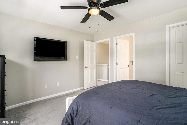 Building Photo - 5905 Drawbridge Ct