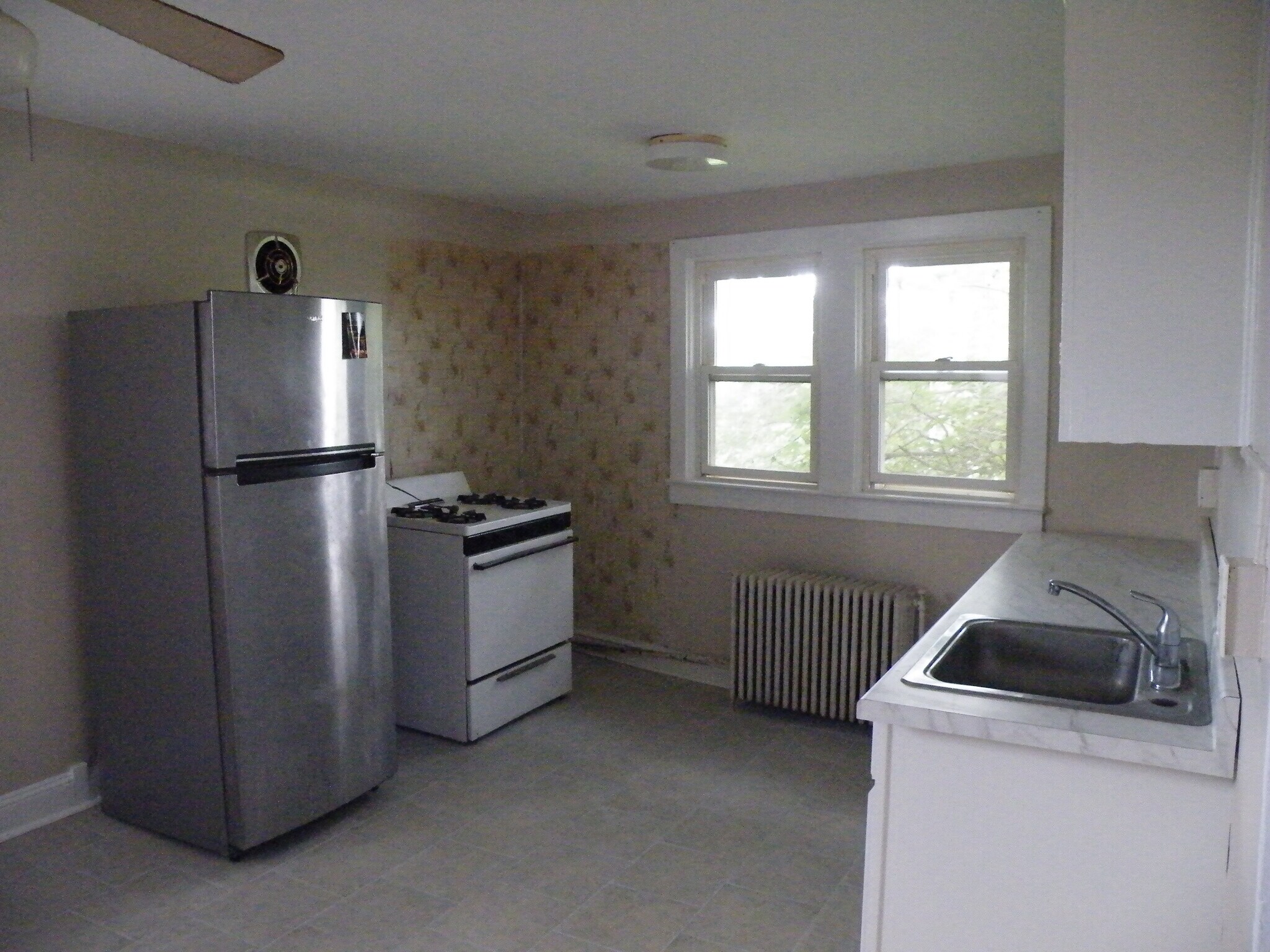 Kitchen - 48 E Summit Ave