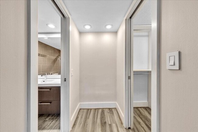 Building Photo - 3520 Oaks Way