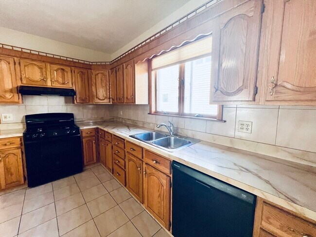 Building Photo - 34 Medford St