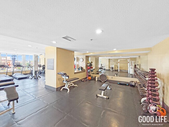 Building Photo - Sophisticated 1BD/2BA Condo in Marina District with City & Bay Views, Office & Resort-Style Ameni...